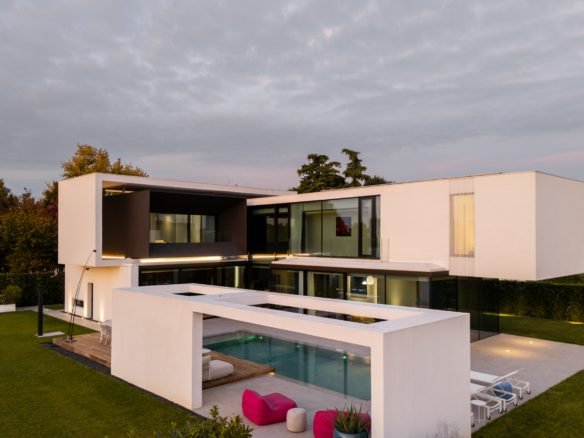 Villa di lusso Vicenza AV Home — piscina a sfioro e giardino privato — Federico Cappellina Architetto