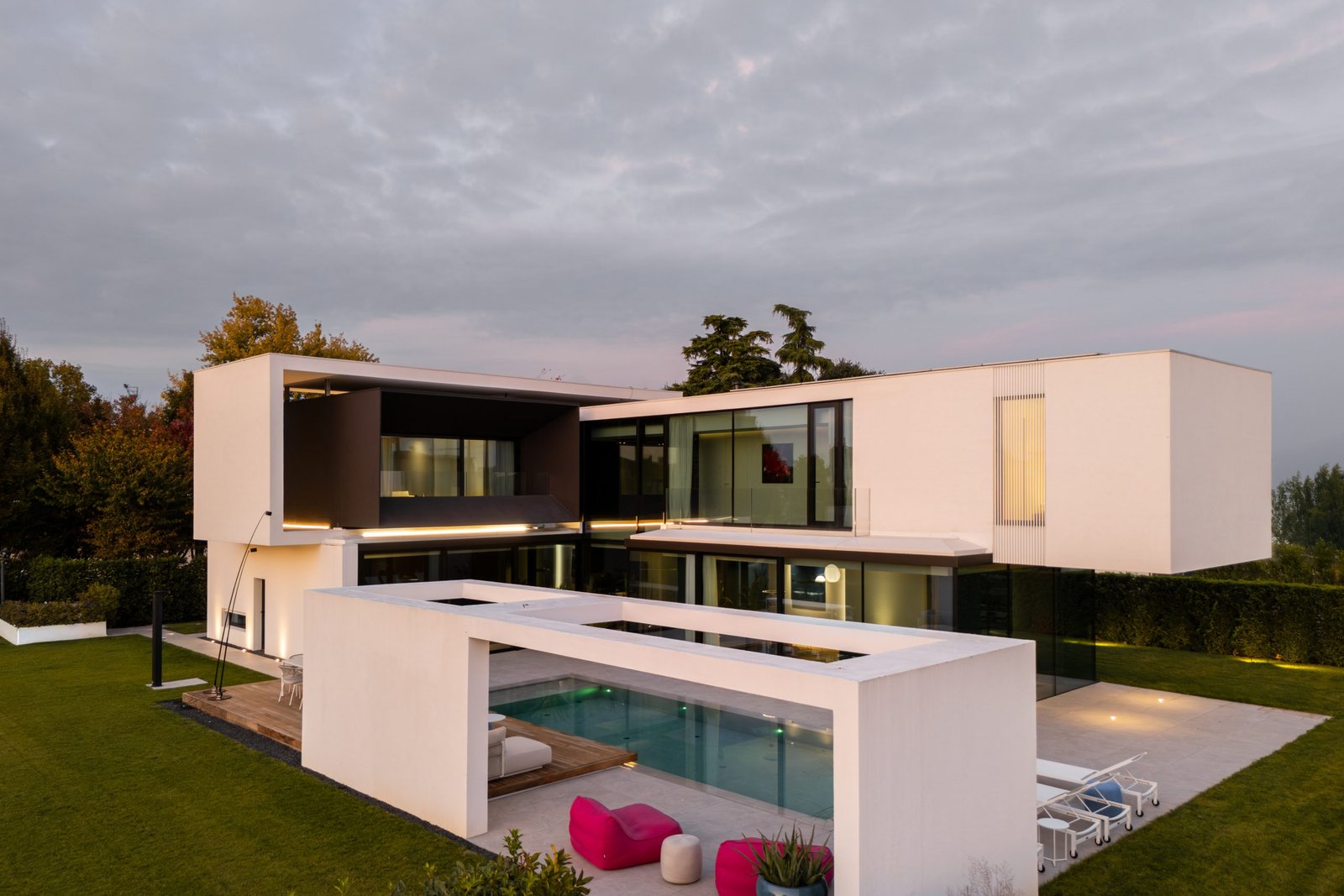 Villa di lusso Vicenza AV Home — piscina a sfioro e giardino privato — Federico Cappellina Architetto