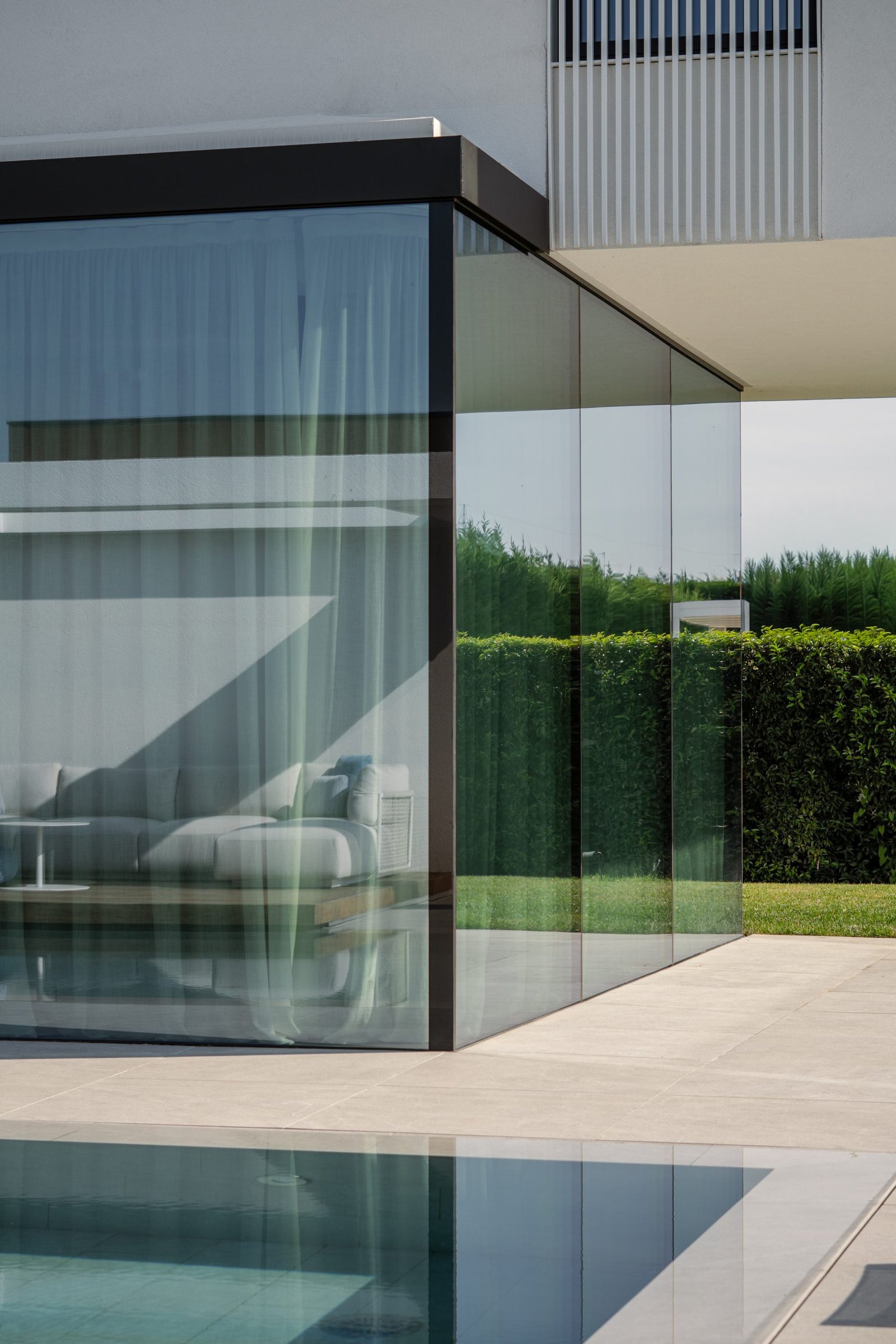 Villa di lusso Vicenza AV Home — piscina a sfioro e giardino privato — Federico Cappellina Architetto