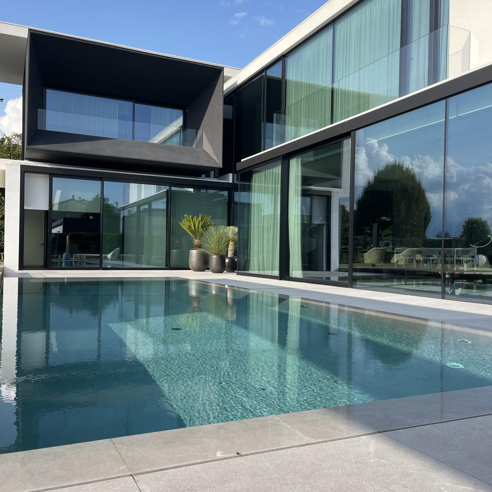 Villa di lusso Vicenza AV Home — piscina a sfioro e giardino privato — Federico Cappellina Architetto