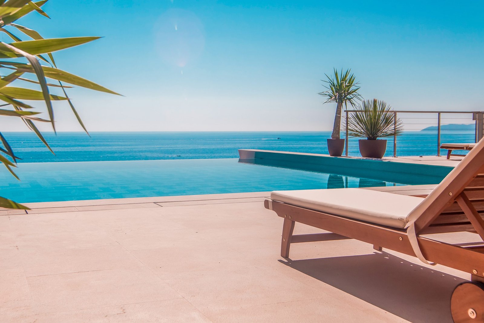 Luxury,Swimming,Pool,And,Blue,Water,At,The,Resort,With