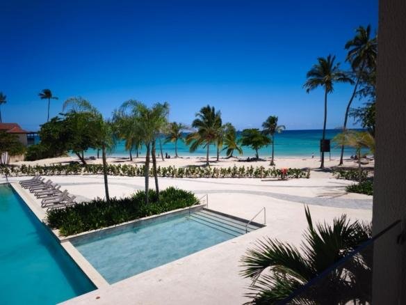 Residenza contemporanea fronte oceano nei Caraibi.